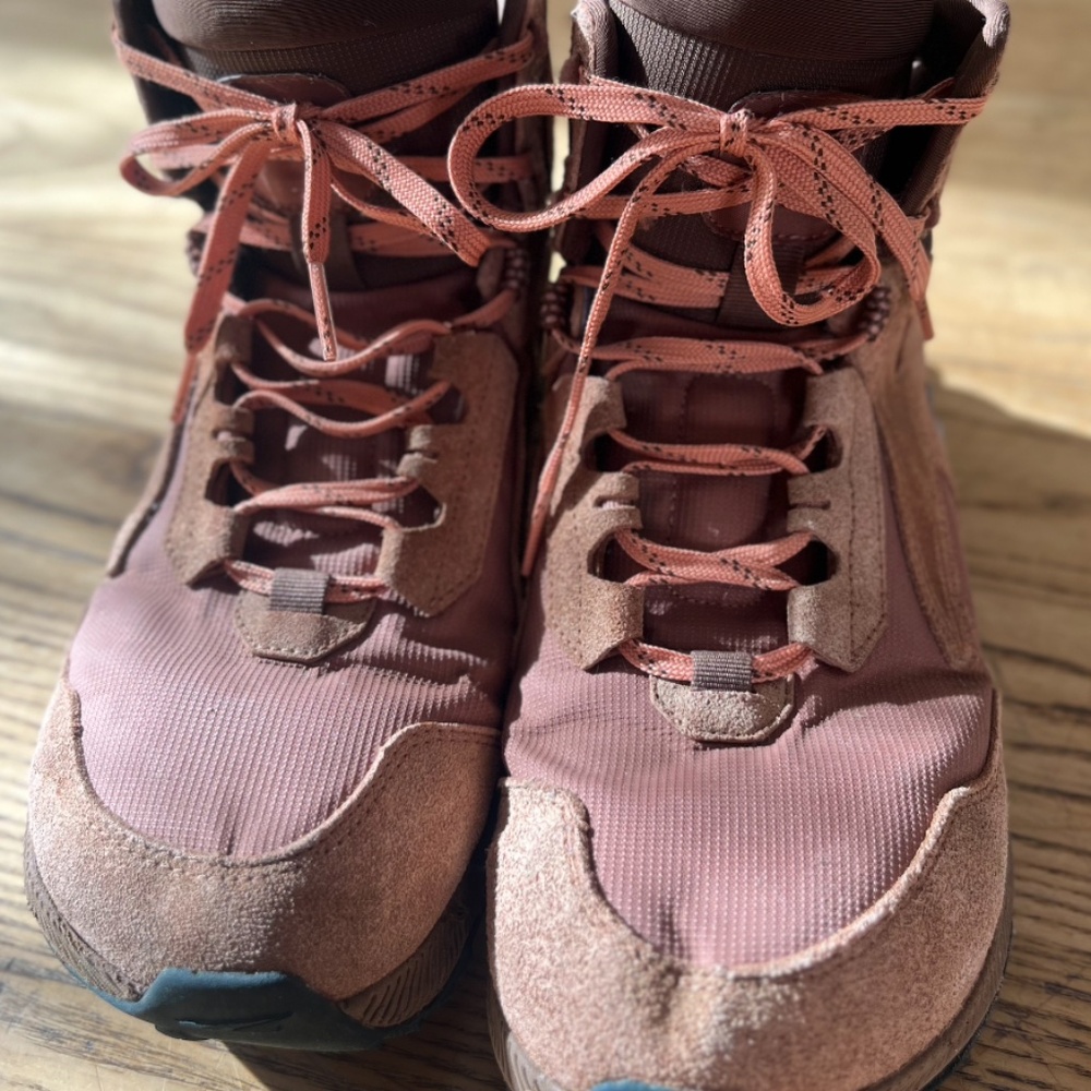 Altra Woman's Lone Peak Hiker 2  - Mauve color
